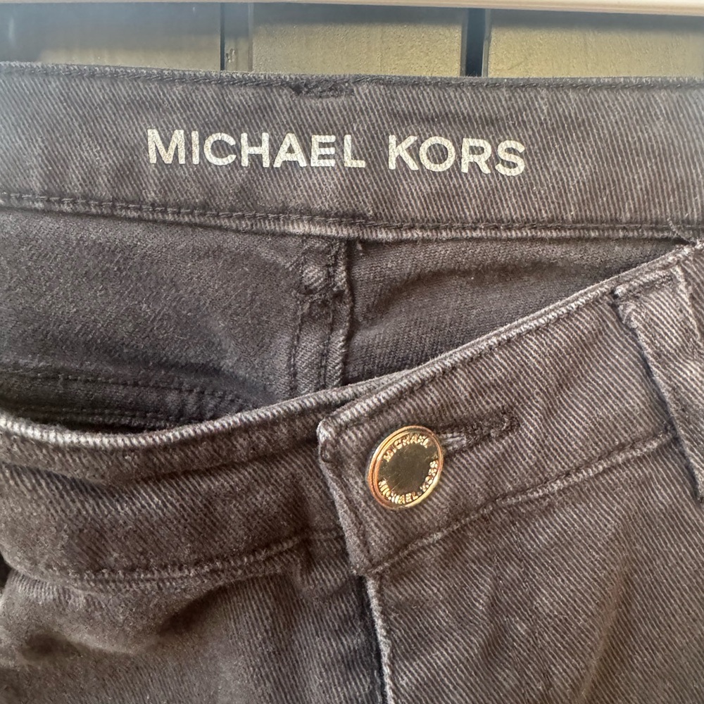 Womans black ankle jeans.